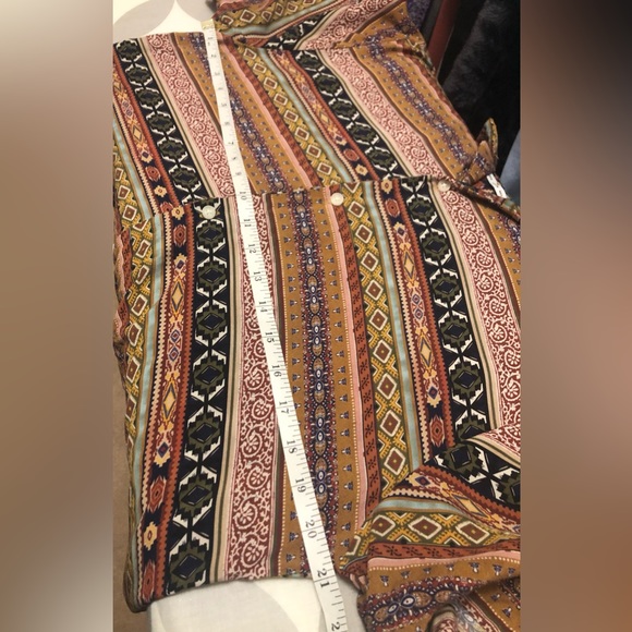 Unisex Patterned Short Sleeve Button Down Shirt - Picture 5 of 8